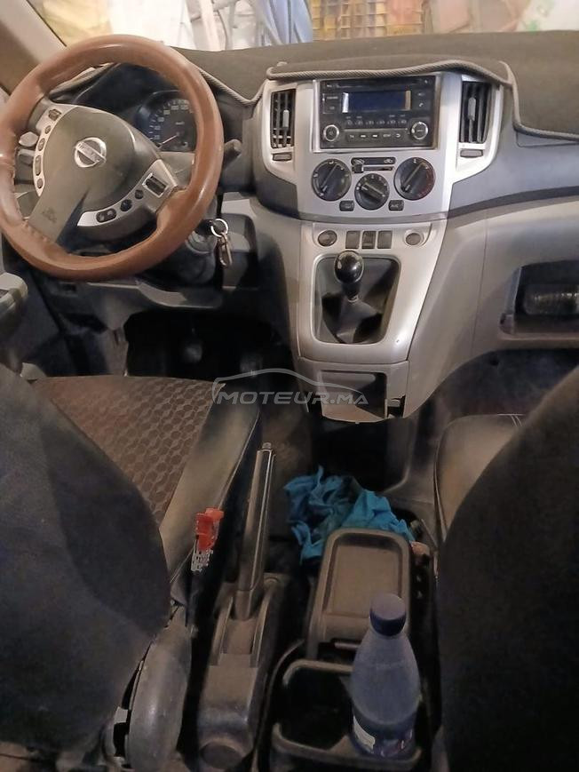 سيارة بيضاء جيدة 
