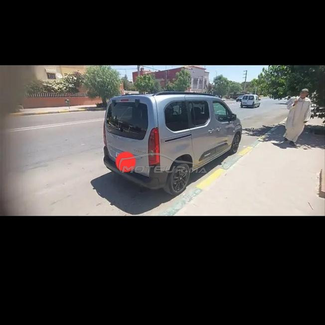 السيارة بقي جديد لي بغي يتصل بي معقول 