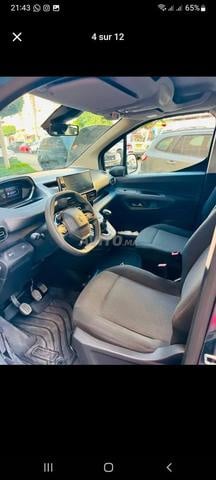 La voiture est comme neuve, pour ceux qui sont intéressés, appelez-moi pour un prix raisonnable
