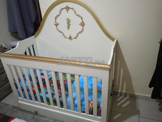 سرير أطفال خشبي أنيق أبيض وذهبي 🛏️ - 2