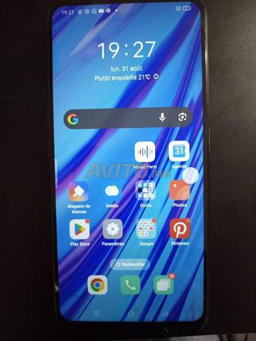 Oppo F11 Pro avec bouton d'alimentation enfoncé - 2