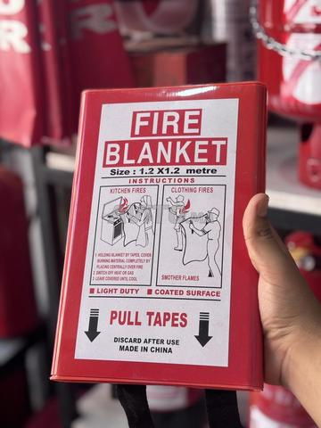 Couverture Anti-Feu 1,2 × 1,2 m – Fire Blanket