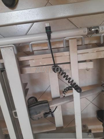 Lit médical électrique et manuel en bon état.  - 2
