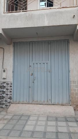 كراج للبيع مزود بشبكة الماء والكهرباء ومحفظ