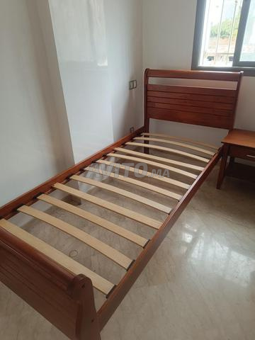 Deux lits avec matelas neuf / table de chevet en bois - 2