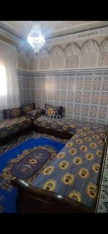 Salon complet 4 tables 2 lustres 3 grands tapis 10 banquettes