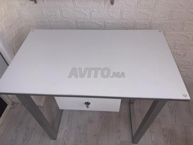 Bureau blanc avec tiroir à clé intégré - 2