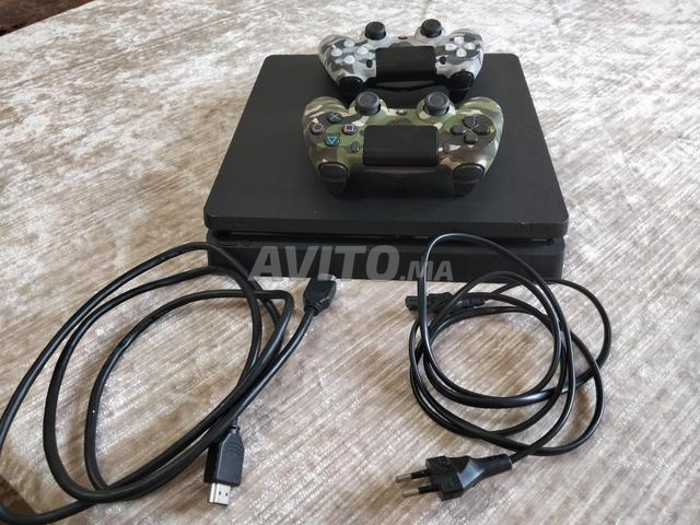 PS4 Slim 1TB للبيع مع 2 يدات تحكم - نظام 13.52