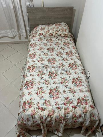 Cadre de lit et matelas - 2