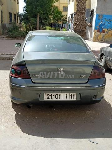 Voiture Peugeot 407 en très bon état - 2