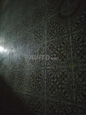 مزلاج بحالة جيدة مع خزانة ومرآة