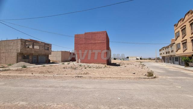 أرض بمساحة 106 متر مربع بواجهتين - طريق مرجان