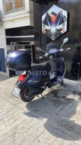Vespa GTS 300 Super Tech Royal - 2
