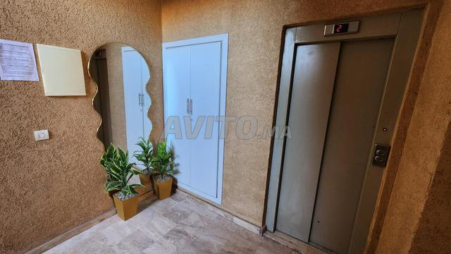 طابق أول بمصعد، بدون إطلالة مباشرة، مشمس