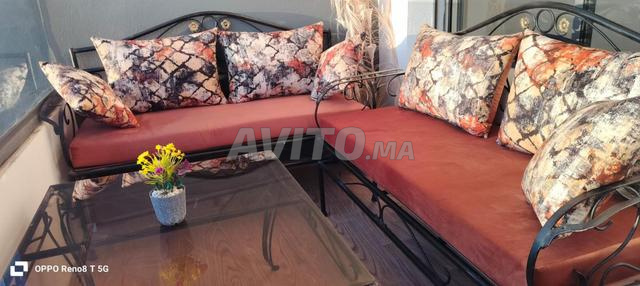 Séjour de balcon très bon état avec deux tables - 2