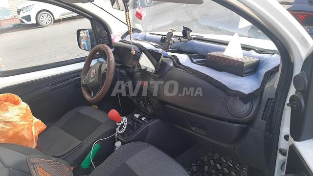 Voiture en bon état, chariot gris