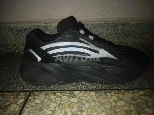 حذاء اديداس ييزي 700 V2 فانتاس مقاس - 2