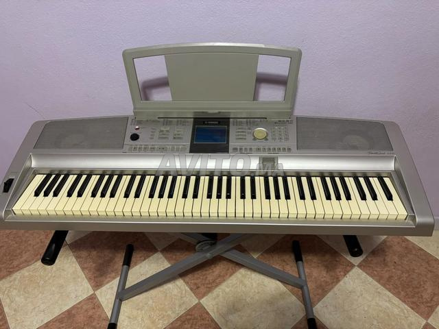Piano numérique Yamaha DGX-305 – Très bon état - 2