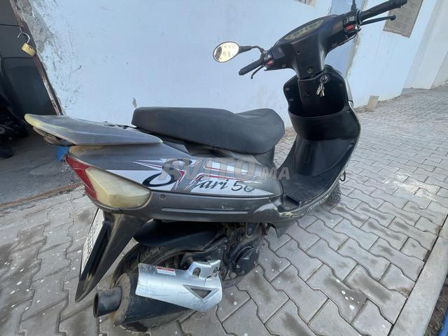 سكوتر بحالة جيدة مع خوذة ذات جودة عالية - 2