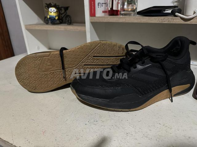 حذاء مستعمل ولكنه أصلي من شركة Adidas - 2