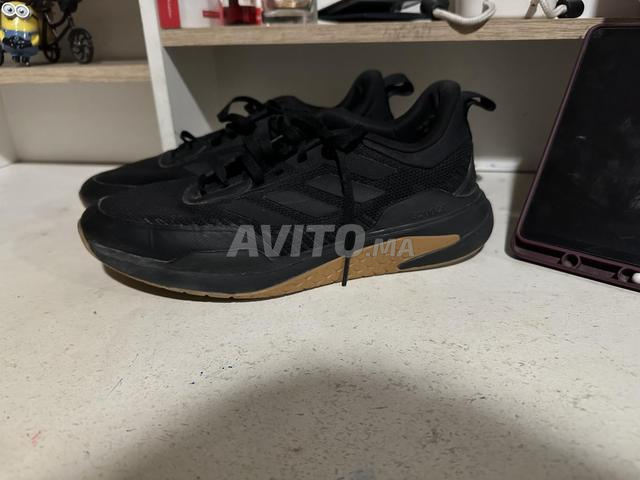 حذاء مستعمل ولكنه أصلي من شركة Adidas