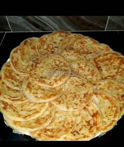 أشهى المعجنات والحلويات المنزلية الصنع مثل المسمن والبغرير والحرشة والكيك