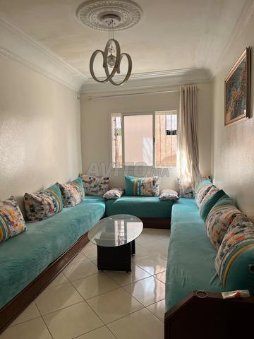 Salon turquoise avec table basse