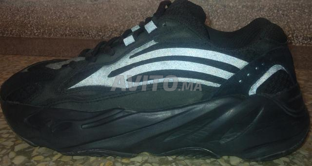 حذاء أديداس ييزي 700 V2 فانتا مقاس 40 - 2