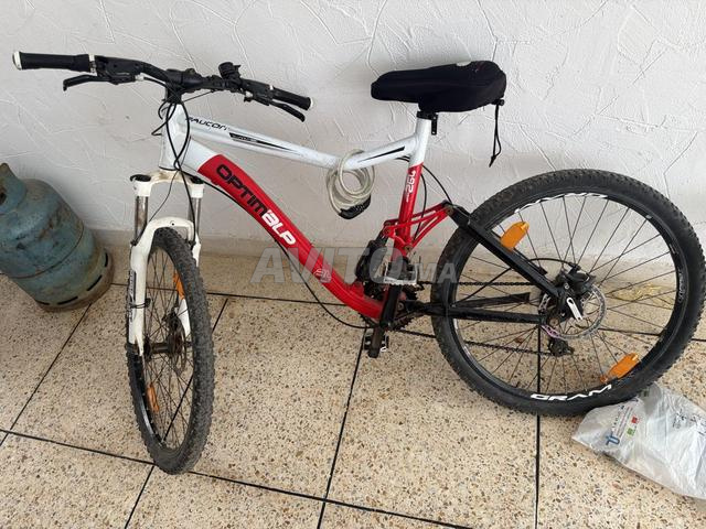 Vélo VTT tout suspendu