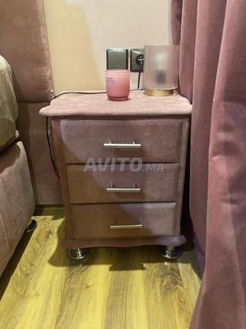 Un lit avec coffre, fauteuil et commode - 2