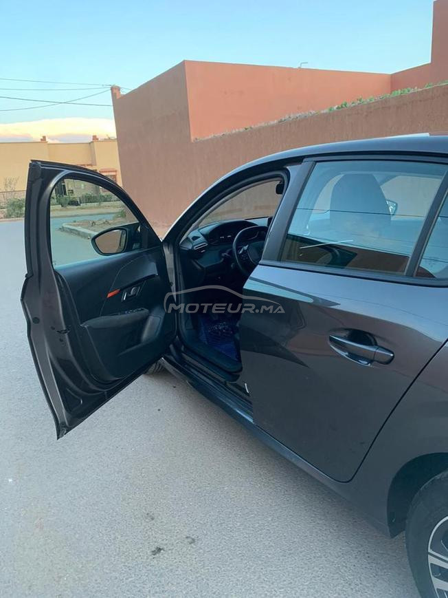 عندي سيارة شبه جديدة للبيع مرحبا بكم لمشراء يتنزه 