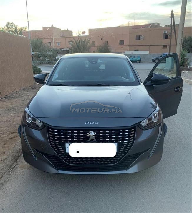 عندي سيارة شبه جديدة للبيع مرحبا بكم لمشراء يتنزه 