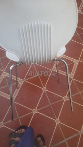 Quatre chaises modernes excellentes