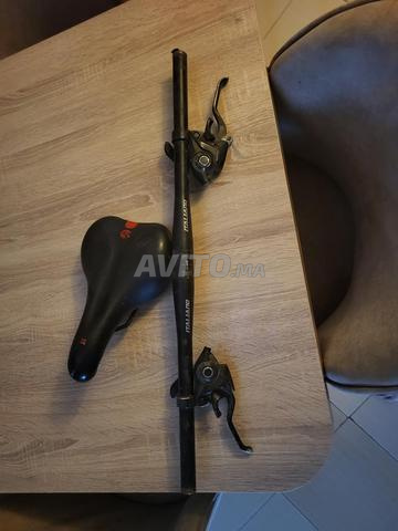 Cadre de vélo avec 2 pneus, selle et guidon - 2