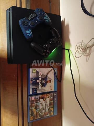 Playstation 4 slim en ligne avec 2 manettes. Prix négociable