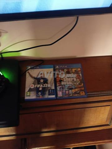 Playstation 4 slim en ligne avec 2 manettes. Prix négociable - 2