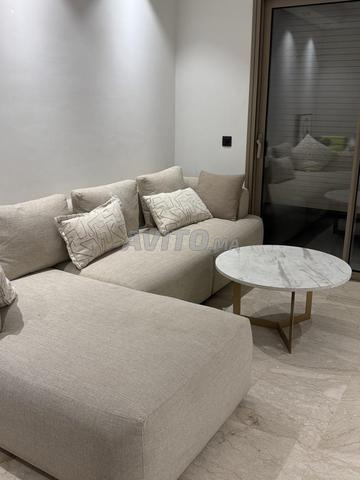 كنب L مع طاولة بحالة ممتازة، قياس 280 × 160