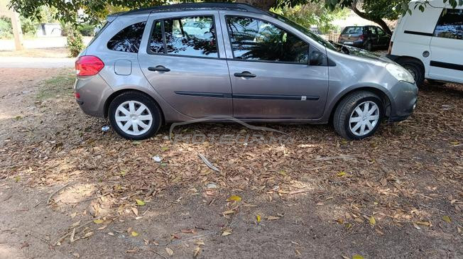 Renault Clio 3 modèle 2012 kharja man farnce 