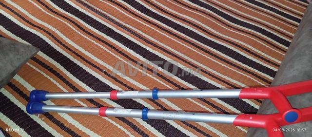 عكازات بحالة ممتازة، استخدام شهر واحد فقط - 2