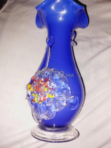 مزهرية زجاجية زرقاء مزخرفة بزهرة ملونة - 2