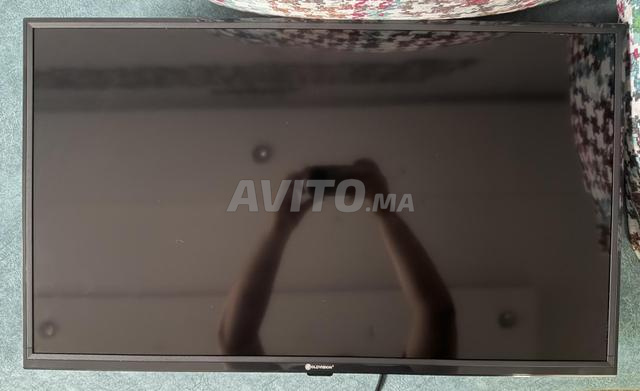 تلفزيون سمارت جولد فيجن 32 بوصة LED مع حامل قابل للتعديل