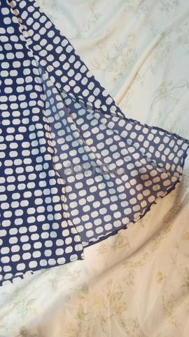 Robe ample bleue à pois blancs, confortable pour les sorties - 2