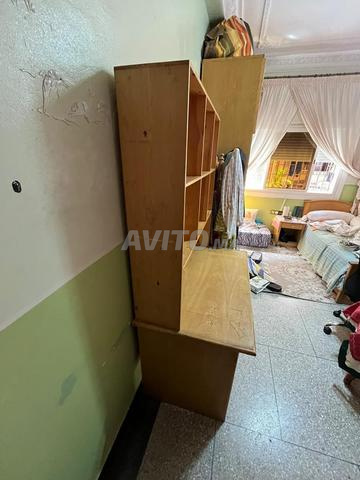 Deux bureaux similaires pour enfant