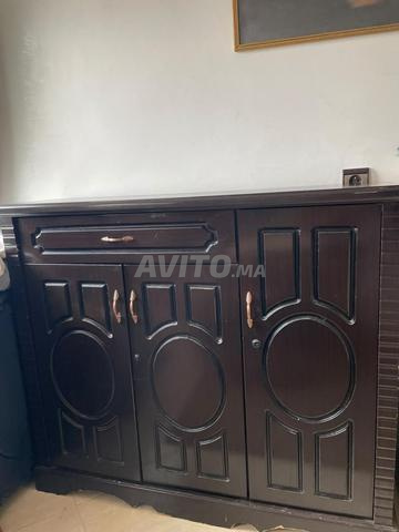 Meuble de rangement en bois foncé
