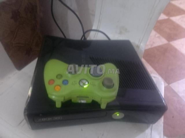 Xbox 360 S originale, édition 2010, en excellent état.