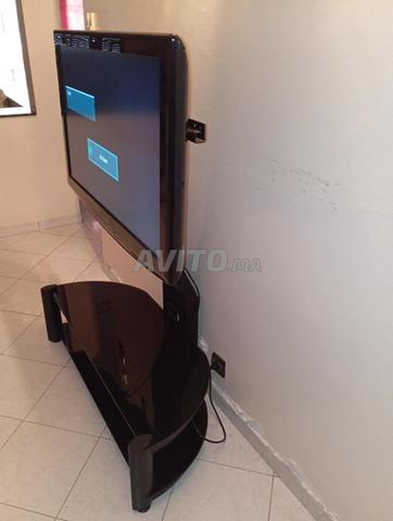 Télévision et table - 2