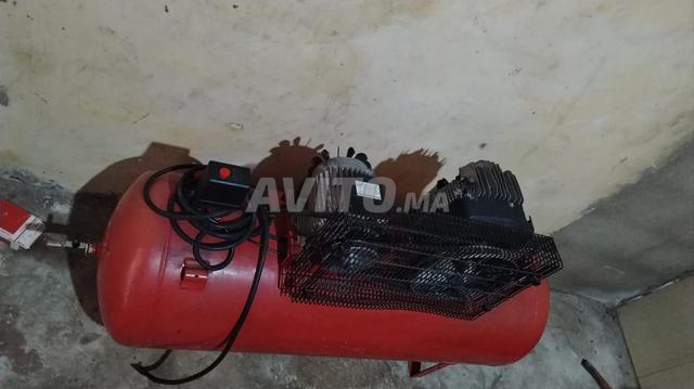 À vendre compresseur 200 litres, marque italienne. - 2