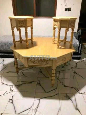 طاولة كبيرة وطاولتان صغيرتان