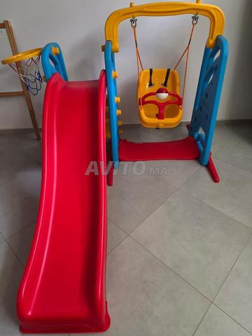 منطقة لعب: زحليقة، أرجوحة، وسلة كرة سلة