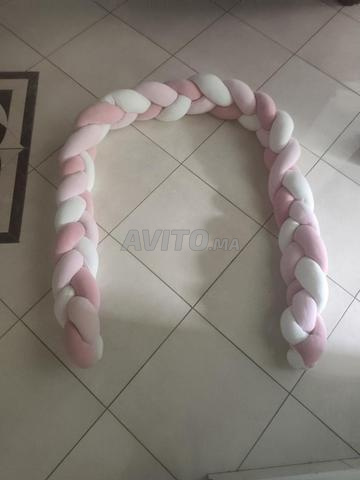 Tour de lit bébé tressé rose et blanc